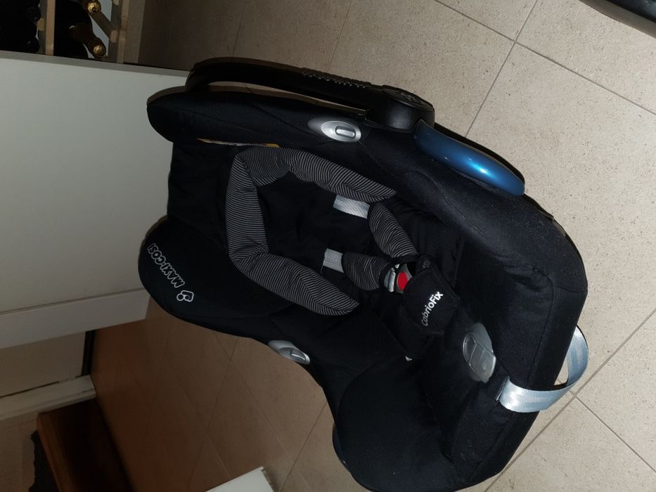 Maxi cosi e a base para o carro