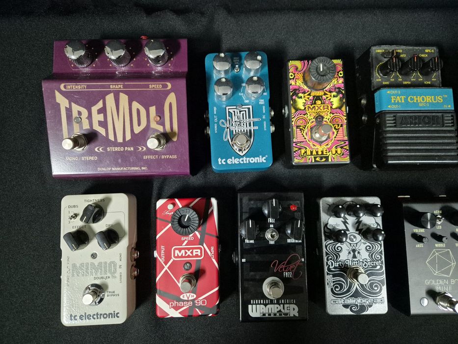 Vários pedais para guitarra