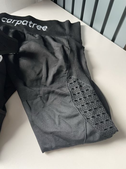 Czarny bezszwowy komplet na siłownie carpatree legginsy biustonosz