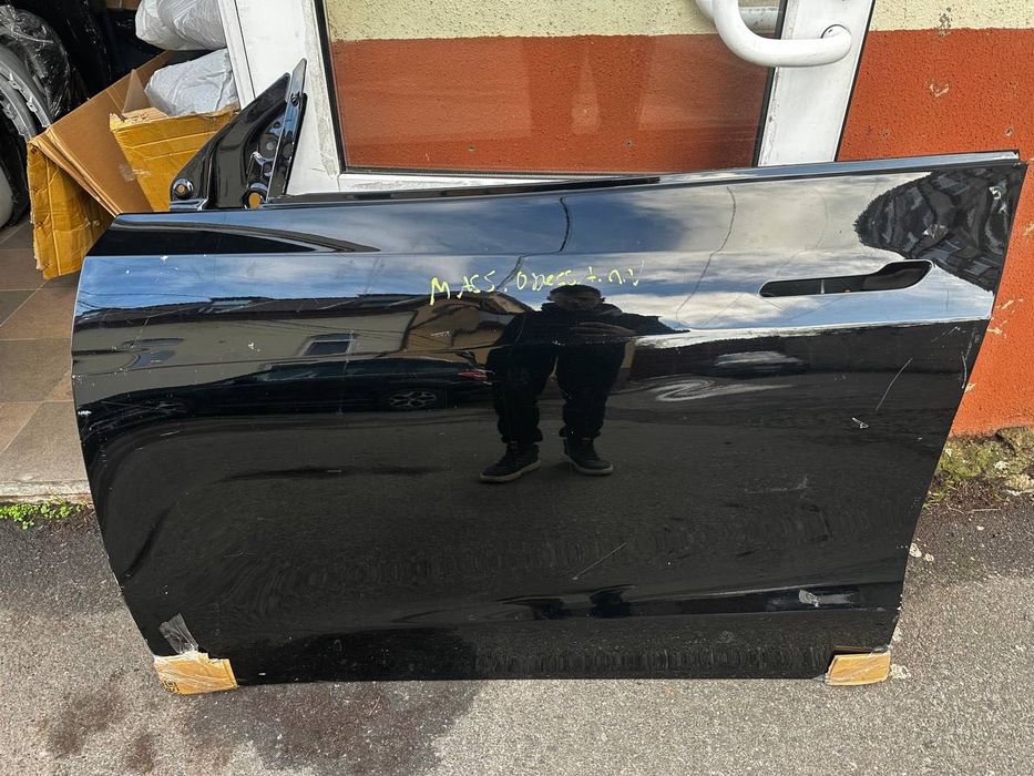 Продам двері на автомобіль Tesla Model Y