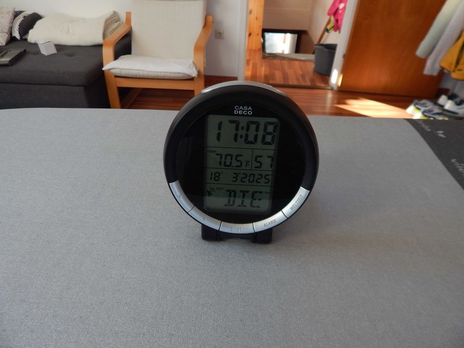 Электронные настольные часы.