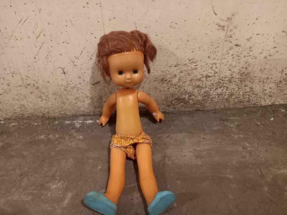 Кукла старая на резинках