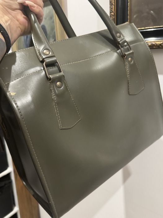 Torba ze skory w kolorze ciemnej zieleni