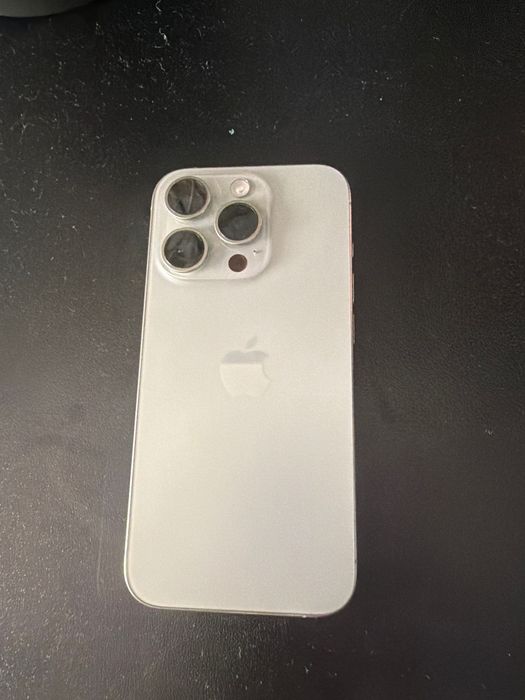 iPhone 15 pro srebrny
