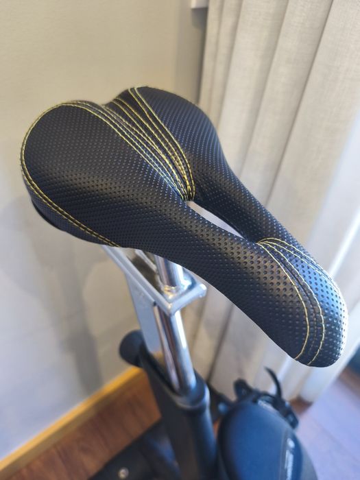 Bicicleta de exercício com pouco uso
