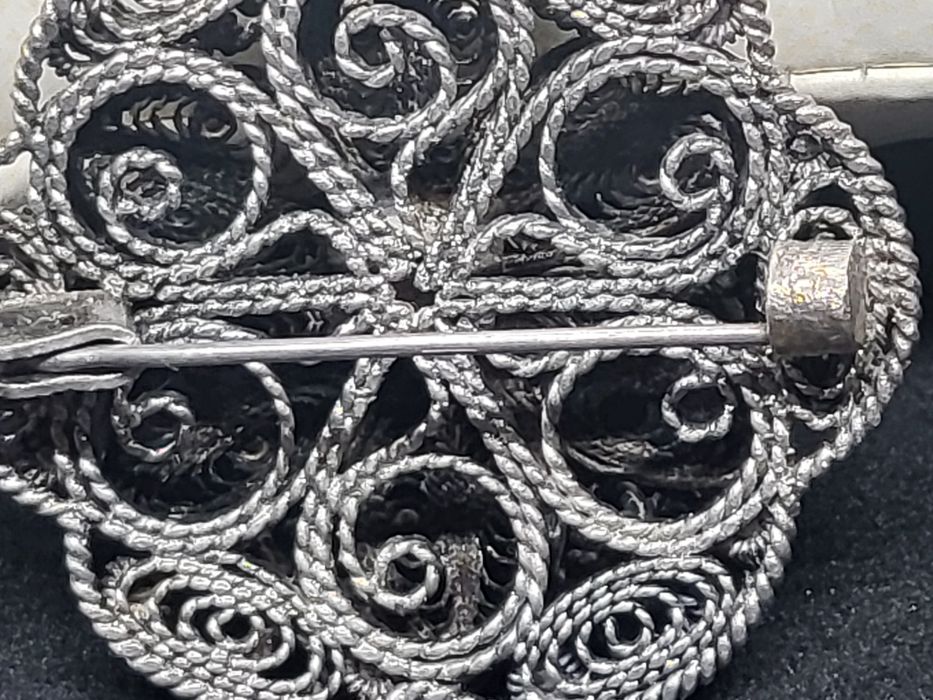 Брошь серебро коралл