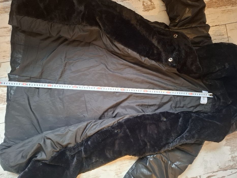 Czarny płaszcz pikowany 42