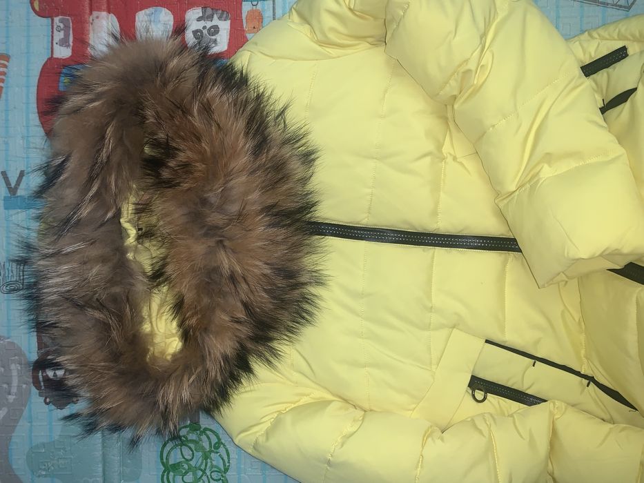 Продам зимову куртку (ярко жовта)