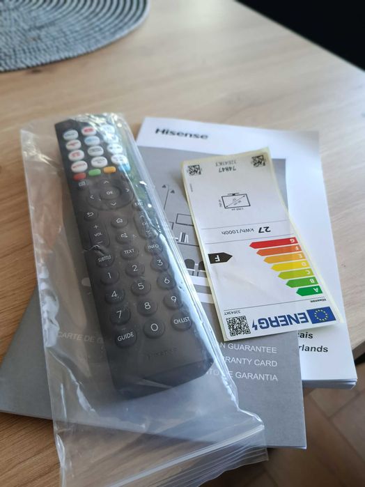 Oryginalny pilot i nóżki / podstawka do telewizora Hisense 32E43KT