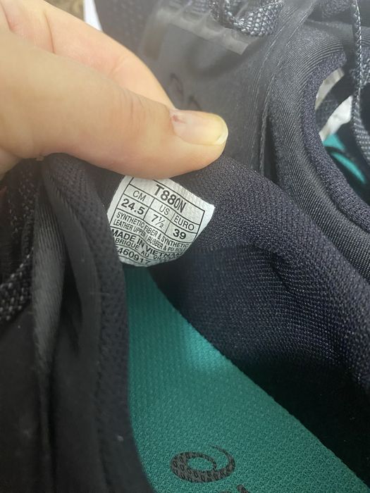 Продам кросівки asics