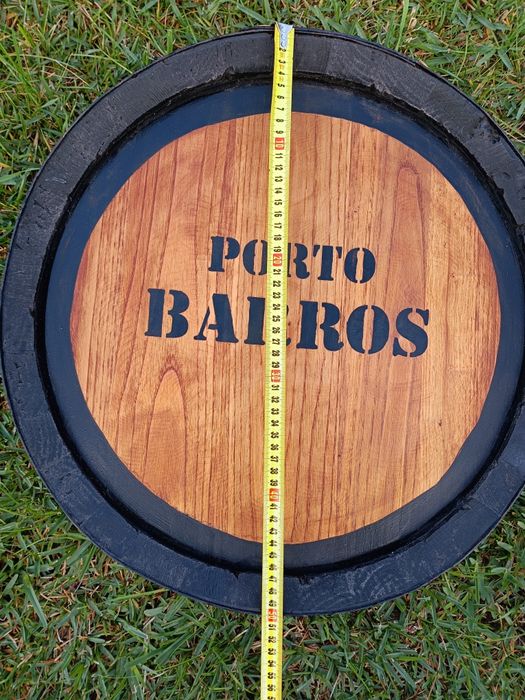 Topo de barril "PORTO BARROS" em madeira de carvalho com aros metálicos
Medidas: 50/10cm topo 
Exemplar estado de conservação