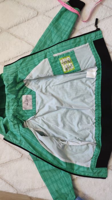 Куртка вітровка на хлопця розмір 140