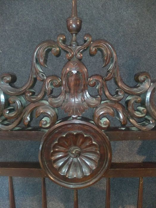 Cama Clássica Elegante – Um Toque de Charme para o Seu Quarto
