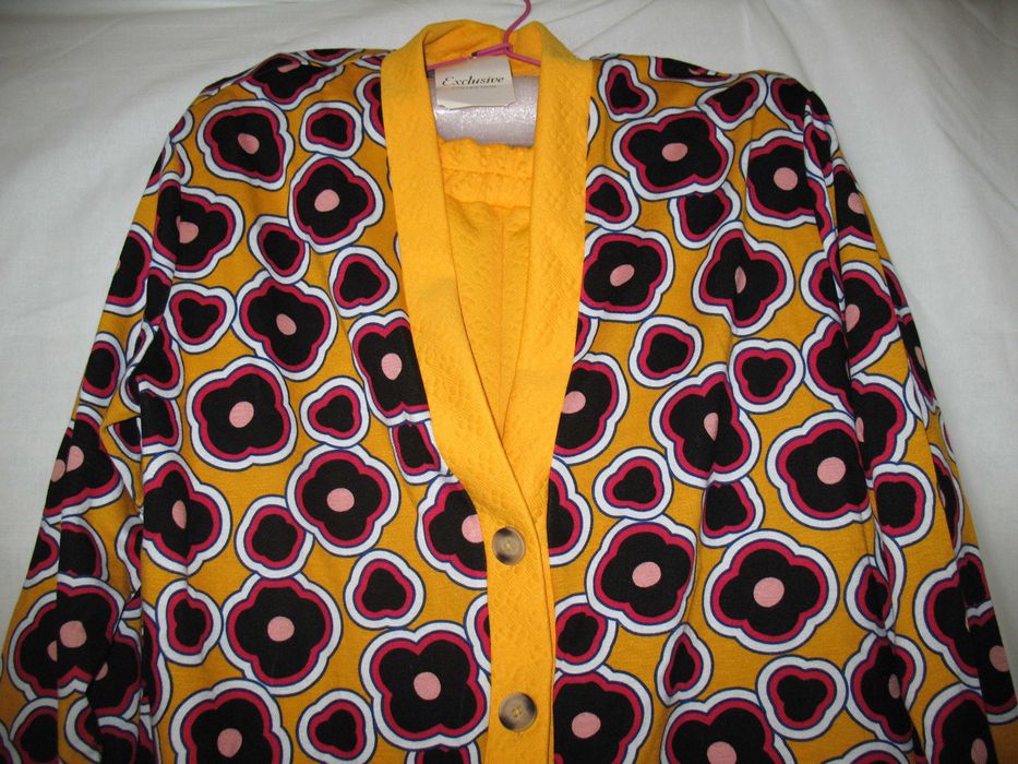 Женский   костюм размер 60 - 62..