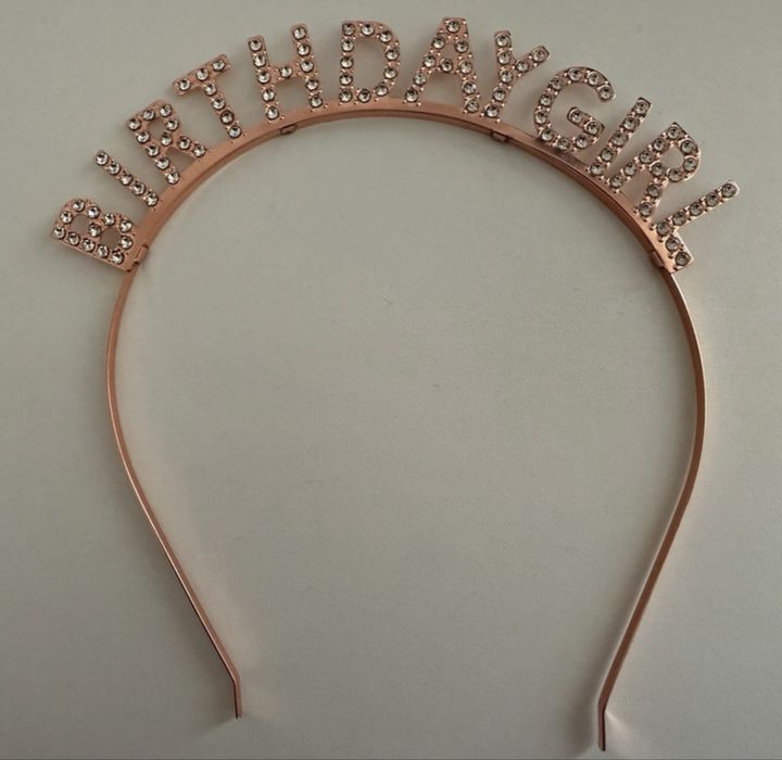 Urodzinowa opaska w kolorze różowego złota