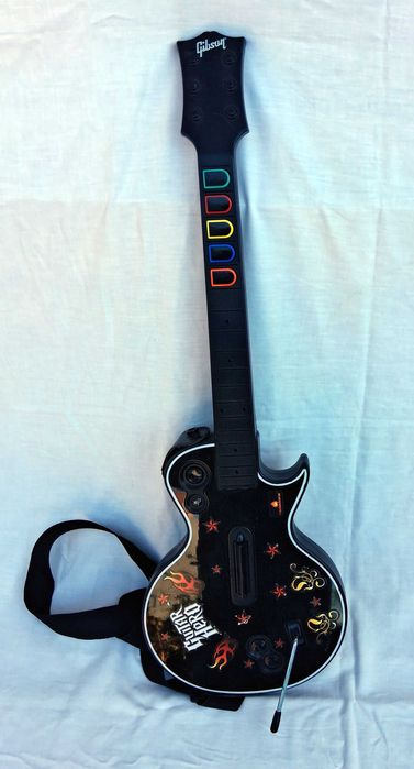 2 duas Guitarras e 1 micro Guitar Hero / Rock Band