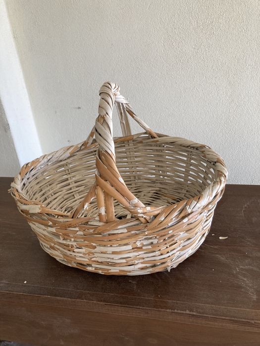 Cesta antiga em vime, com pegas