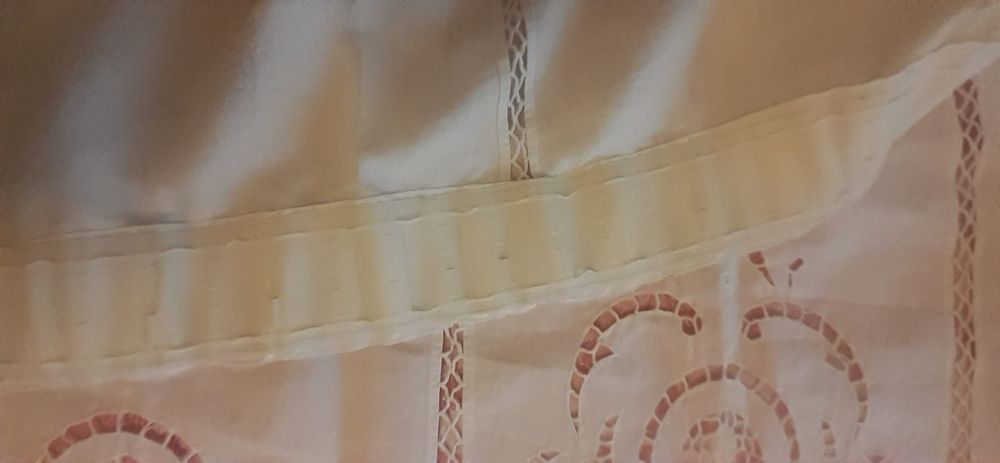 Belo Par de Cortinados Bordados