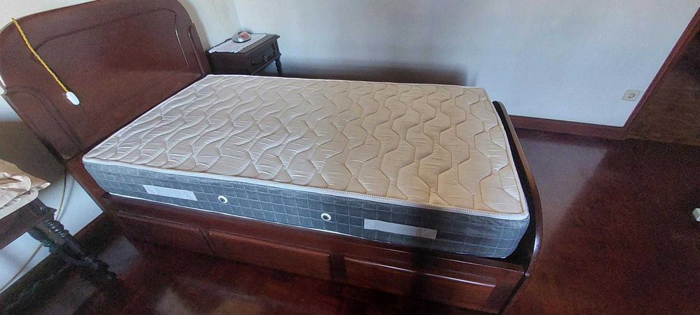 Cama de solteiro em mogno com 2 gavetas