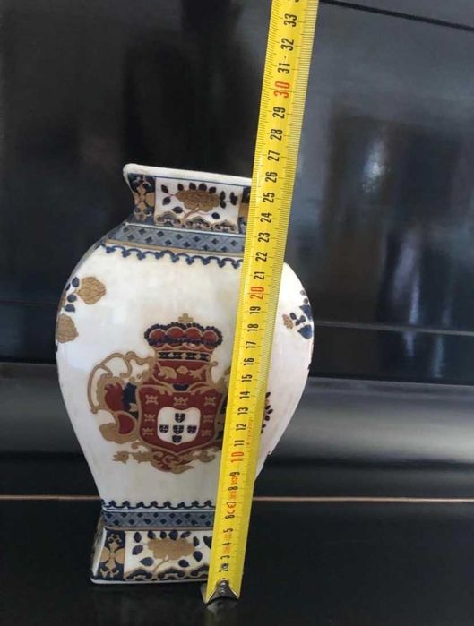 Jarra de Porcelana pintada à mão com brasão de Portugal