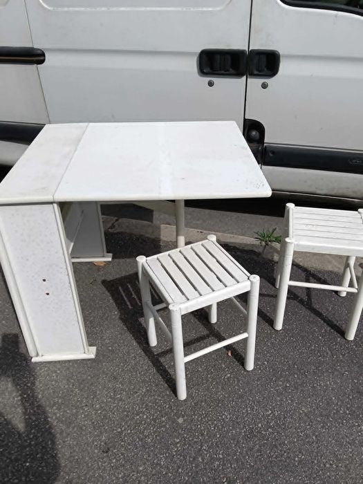 Mesa para quem tem pouco espaço com 3 bancos