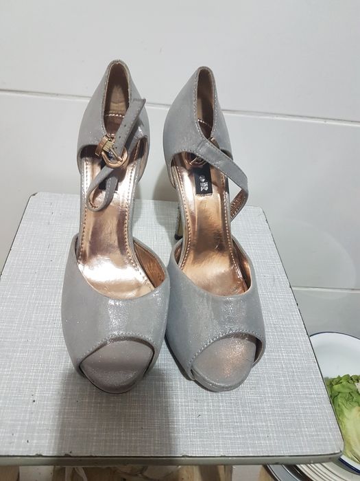 Buty damskie nr.40 eleganckie na wysokim obcasie, połyskliwe