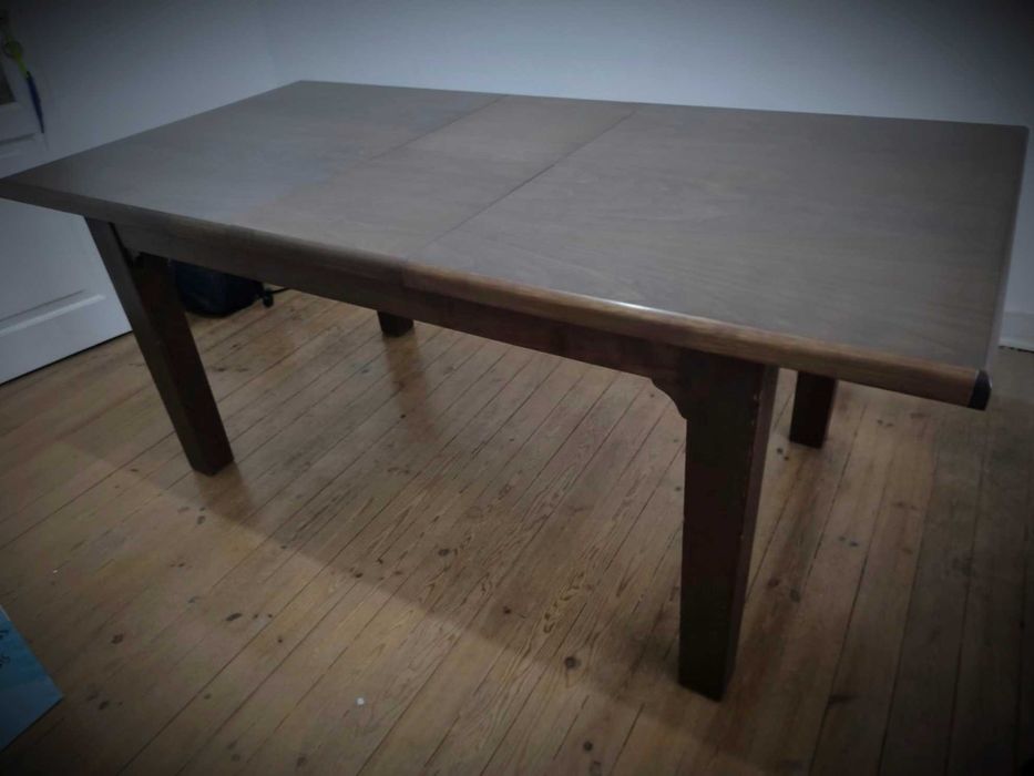 Mesa de Jantar Extensível em Madeira Maciça + 6 Cadeiras – 1100€