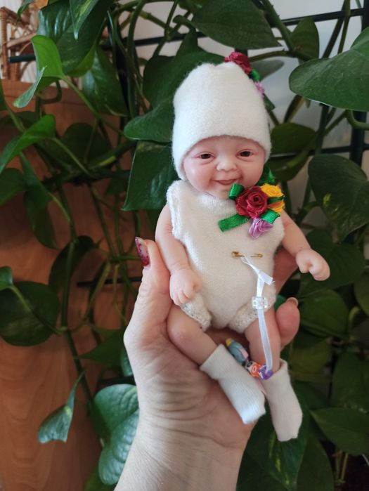 Lalka jest w całości wykonana z silikonu i umieszczona w kopercie.