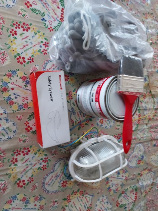 1 lata de tinta primário cinza de 1 litro 1 trincha 5  pares de luvas