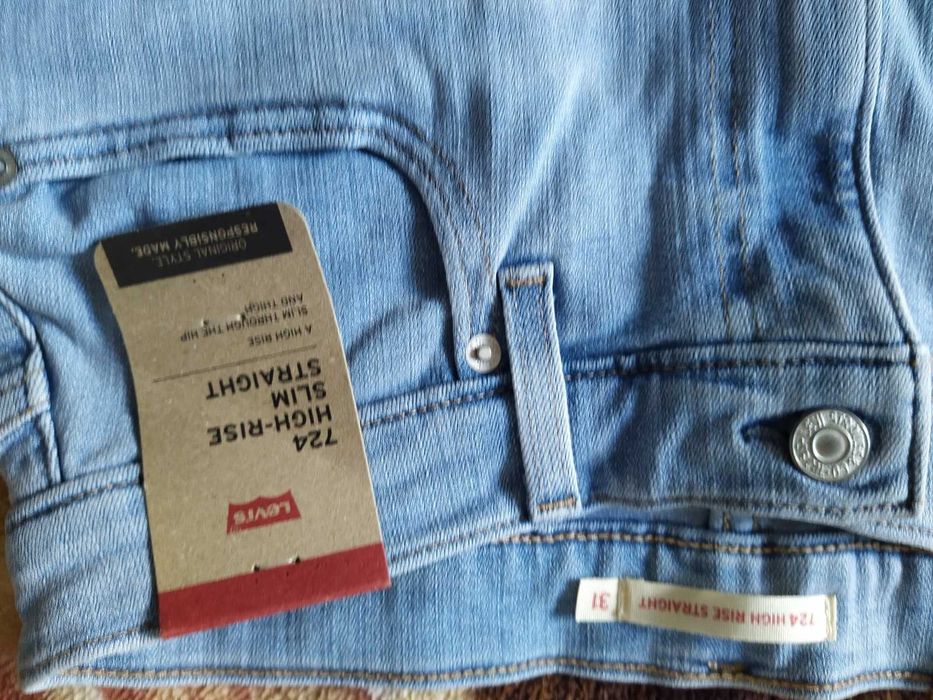 Джинсы женские Levi's  724 HICH-RISE SLIim ..straichht  31*30