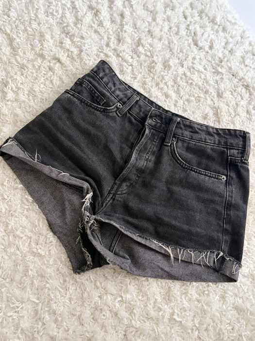 H&M Czarne jeansowe szorty vintage z surowym brzegiem r. 36/S