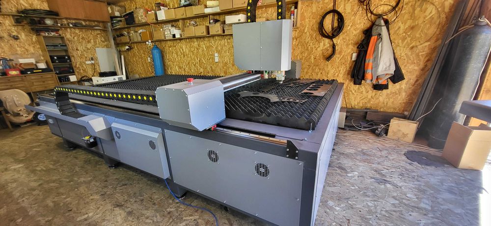 Оптоволоконний лазерний станок. Робоче поле 1550 х 3050