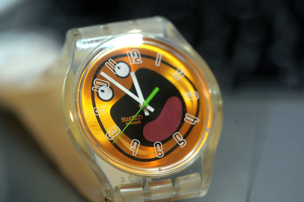 Swatch Jelly in Jelly 108 AG – Ícone de Transparência & Design Vintage