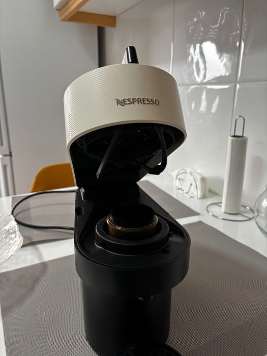 Maquina de café nespresso vertuo ( como nova )