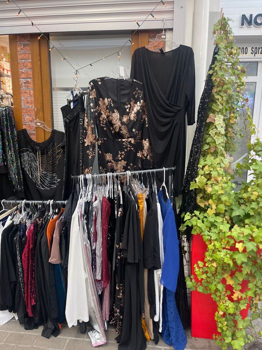 Odzież z metkami z likwidacji sklepu