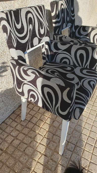 Cadeirões em prata e preto