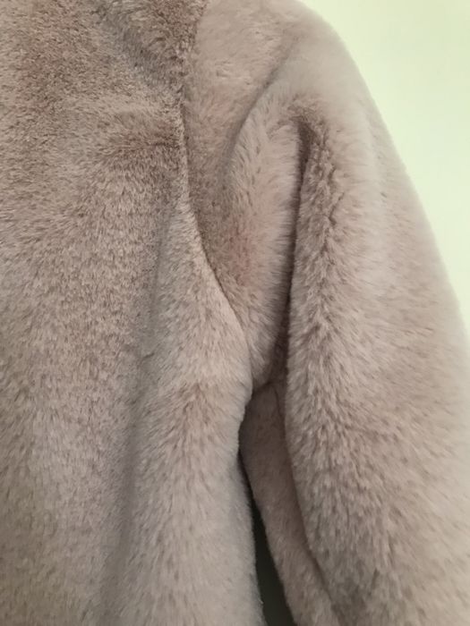 Casaco de pelo rosa de menina.