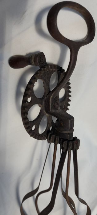 Máquina de bater claras, em ferro e madeira, anos 1910 ( aprox.)