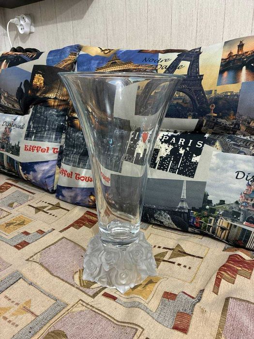 Винтажная большая ваза из стекла. В основе букет из роз