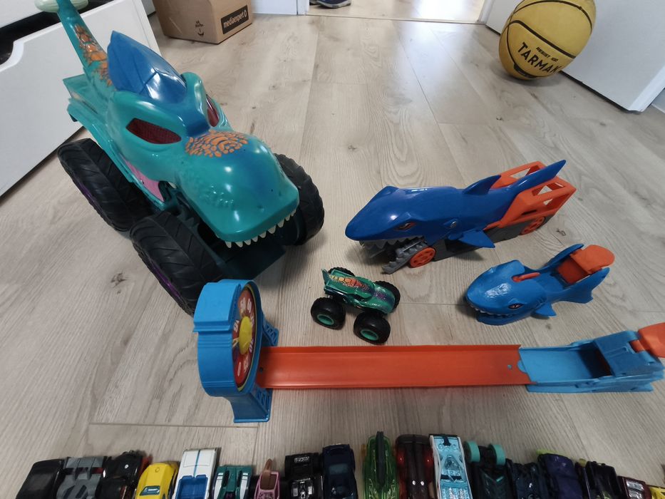 Hot wheels zestaw mega wrex plus 42 autka