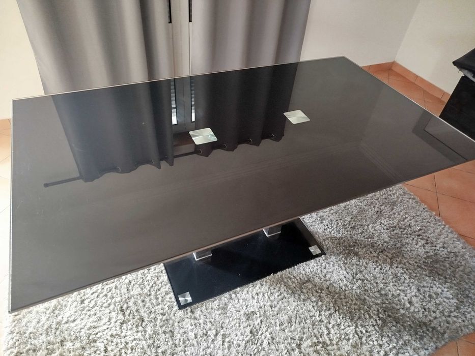 Mesa de Sala preta em vidro