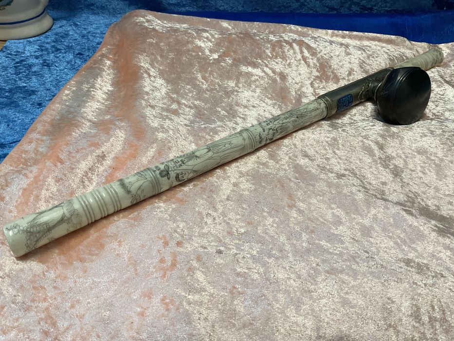 Cachimbo oriental em osso trabalhado com 49 cm