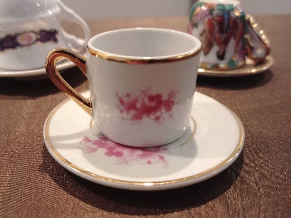 Chávenas em miniatura para coleção