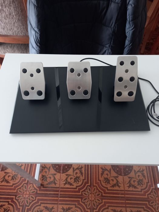 VENDO VOLANTE USADO MAS EM BOM estado para  pc com pedais e mudanças
