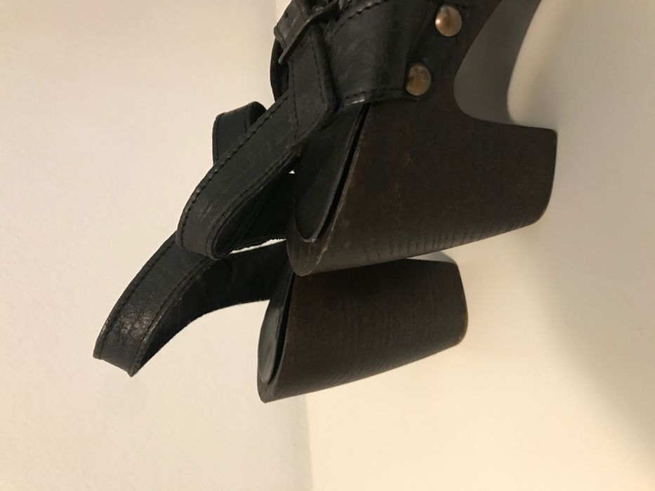 Sandálias pretas de salto alto