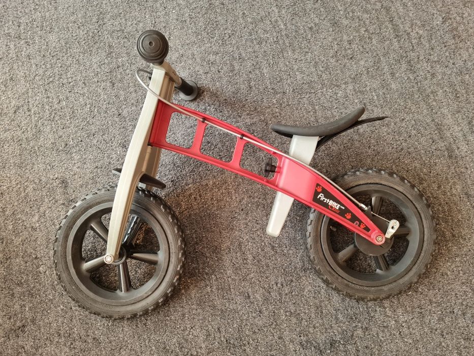 Biegacz FirstBIKE Cross Red plus adapter do obniżenia siodełka