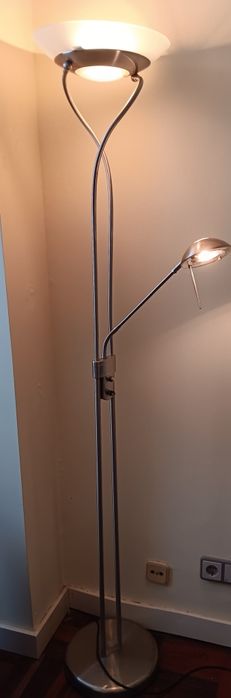 Candeeiro de pé, metal com lâmpada leitura