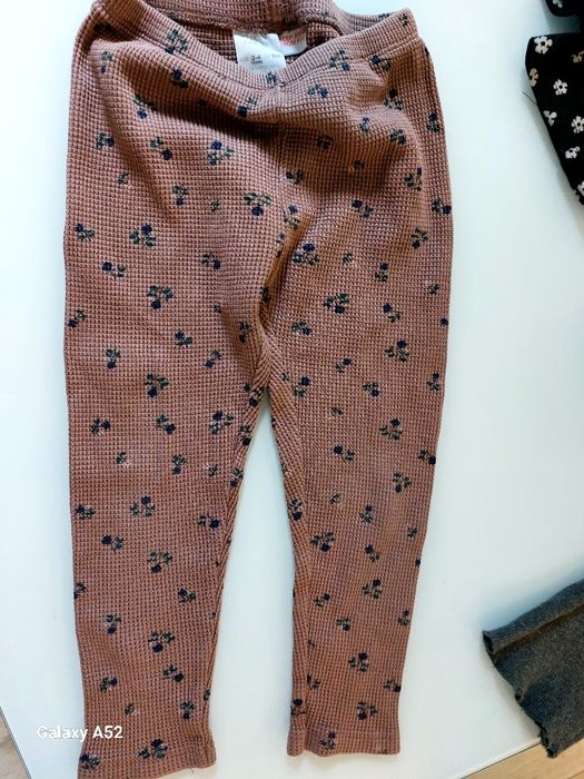 дитячі і легінси/штани з  квітковим принтом від бренду Zara.