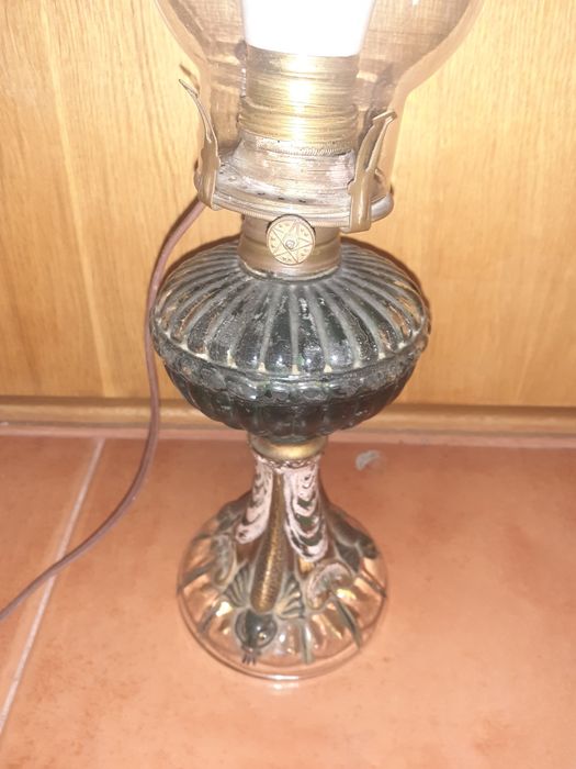 Candeeiro antigo trabalhado na base eletrificafo