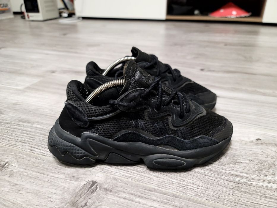 Продам фірмові кросівки Adidas Ozweego